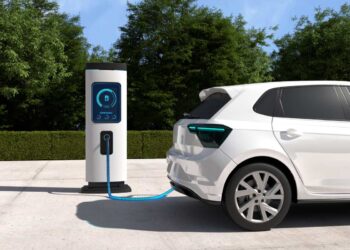 Un automobile elettrica bianca che si sta ricaricando