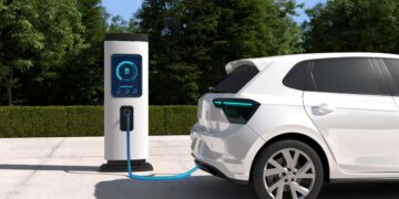 Un automobile elettrica bianca che si sta ricaricando