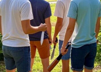 Una baby gang armata di coltelli e mazze da baseball