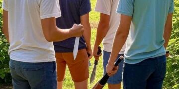 Una baby gang armata di coltelli e mazze da baseball