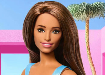 La nuova Barbie con il diabete di tipo 1. Indossa un prendisole corto azzurro a pois celesti, scarpe e borsa in tinta. Inoltre è dotata di infusore e pompa per l’insulina con cerotto a forma di cuore