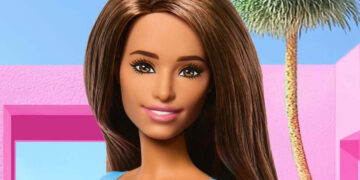 La nuova Barbie con il diabete di tipo 1. Indossa un prendisole corto azzurro a pois celesti, scarpe e borsa in tinta. Inoltre è dotata di infusore e pompa per l’insulina con cerotto a forma di cuore
