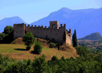 A Ferragosto questo castello sul lago si apre per una notte di fuochi e leggende