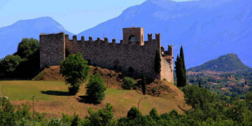 A Ferragosto questo castello sul lago si apre per una notte di fuochi e leggende