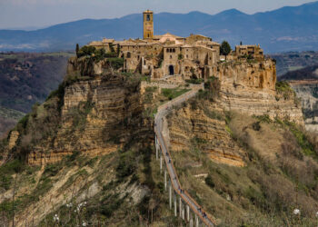 A un’ora da Roma c’è un borgo sospeso nel vuoto che rischia di scomparire per sempre: sembra un set cinematografico ma è tutto vero