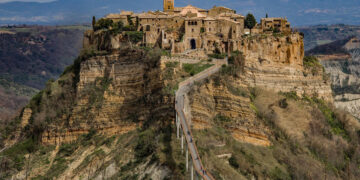 A un’ora da Roma c’è un borgo sospeso nel vuoto che rischia di scomparire per sempre: sembra un set cinematografico ma è tutto vero