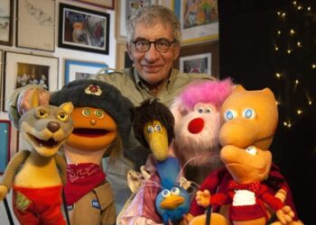 Enrico Valenti in compagnia dei suoi pupazzi