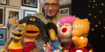 Enrico Valenti in compagnia dei suoi pupazzi