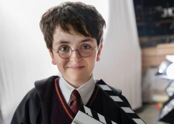 La prima immagine ufficiale della serie tv su Harry Potter. Il maghetto indossa la classica divisa di Hogwarts