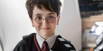 La prima immagine ufficiale della serie tv su Harry Potter. Il maghetto indossa la classica divisa di Hogwarts