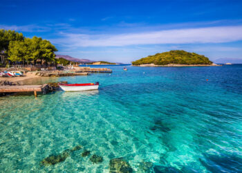 Lo sapevi che a un’ora di volo dall’Italia c’è un’isola bellissima dove tutto costa poco e il mare è da sogno? Benvenuti a Ksamil