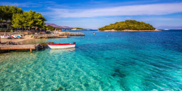 Lo sapevi che a un’ora di volo dall’Italia c’è un’isola bellissima dove tutto costa poco e il mare è da sogno? Benvenuti a Ksamil