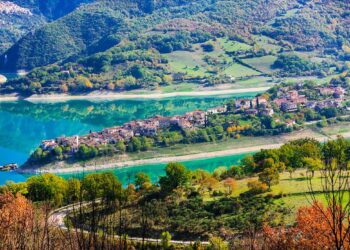 A un’ora da Roma c’è un lago nascosto tra le montagne che sembra un dipinto vivente