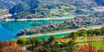 A un’ora da Roma c’è un lago nascosto tra le montagne che sembra un dipinto vivente