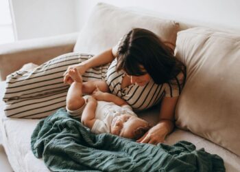 Una mamma accudisce il suo bambino