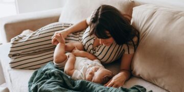 Una mamma accudisce il suo bambino