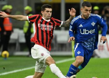 Pulisic (Milan) e Strefezza (Como) si contendono il pallone