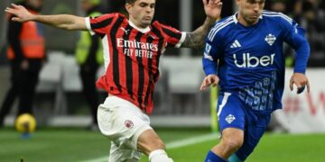 Pulisic (Milan) e Strefezza (Como) si contendono il pallone