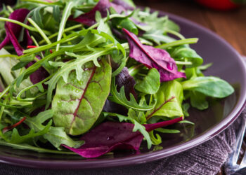 Con 35 gradi anche l’insalata ti pesa? Ecco cosa mangiare davvero per sentirti leggero