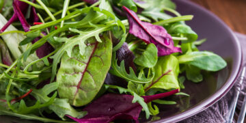 Con 35 gradi anche l’insalata ti pesa? Ecco cosa mangiare davvero per sentirti leggero