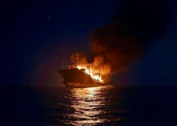Nave mercantile in fiamme dopo un attacco degli Houthi