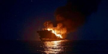 Nave mercantile in fiamme dopo un attacco degli Houthi