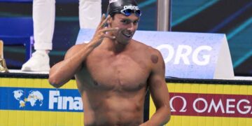 Gregorio Paltrinieri esulta dopo una vittoria