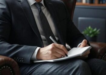 Uno psicologo prende appunti riguardo a un paziente