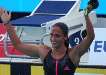La nuotatrice italiana Simona Quadarella esulta dopo una vittoria