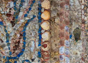Vicino al Colosseo scoperta una sala-banchetti segreta del I secolo a.C.: mosaici, conchiglie e vetri rivelano una lussuosa domus romana