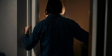 Una persona viene sfrattata di casa