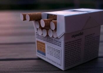 Pacchetto di sigarette sul tavolo