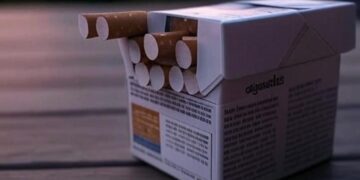 Pacchetto di sigarette sul tavolo