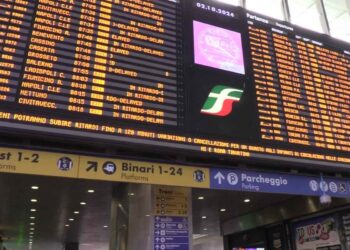 Il tabellone della stazione ferroviaria di Roma Termini mostra i treni cancellati e in ritardo