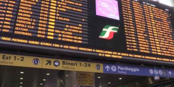 Il tabellone della stazione ferroviaria di Roma Termini mostra i treni cancellati e in ritardo
