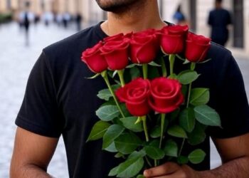Un uomo che tiene tra le mani un mazzo di rose