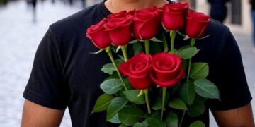 Un uomo che tiene tra le mani un mazzo di rose