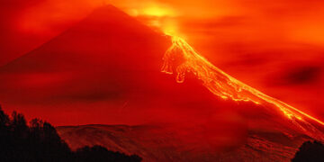 Puoi camminare su campi di lava ancora caldi a pochi chilometri da una grande città: è uno dei percorsi più surreali d’Europa