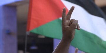 Una bandiera della Palestina durante una manifestazione per Gaza