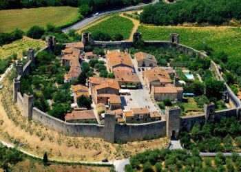 Vuoi scoprire un posto bellissimo per andarci ad agosto? In Toscana c’è un borgo tra le colline dove si vive come nel Medioevo