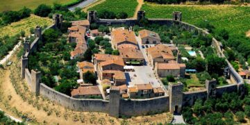 Vuoi scoprire un posto bellissimo per andarci ad agosto? In Toscana c’è un borgo tra le colline dove si vive come nel Medioevo