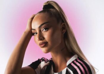 Un primo piano di Alisha Lehmann