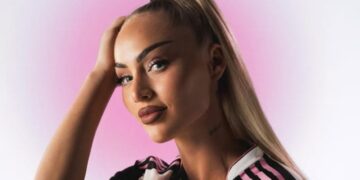 Un primo piano di Alisha Lehmann