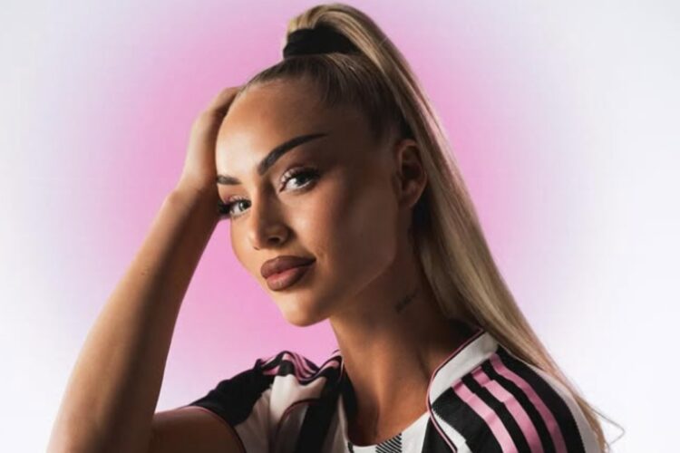 Un primo piano di Alisha Lehmann