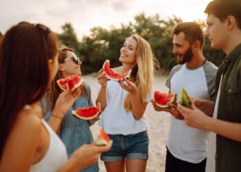 Amici che mangiano l'anguria a Ferragosto