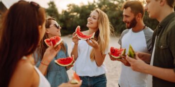 Amici che mangiano l'anguria a Ferragosto