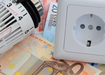 Non tutti lo sanno: dal 2026 la Tari cala del 25% e arrivano maxi bonus su luce e gas