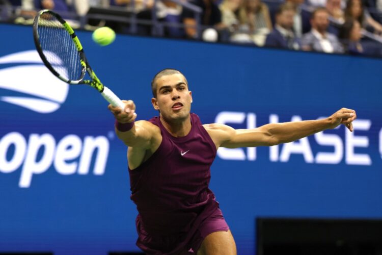 Carlos Alcaraz con il nuovo sorprendente look