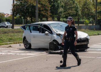 Un carabiniere di fronte all'auto che ha investito e ucciso Cecilia De Astis