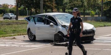 Un carabiniere di fronte all'auto che ha investito e ucciso Cecilia De Astis